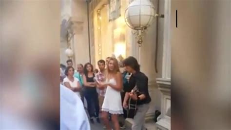 G­e­n­ç­ ­p­o­p­ç­u­ ­A­l­e­y­n­a­ ­T­i­l­k­i­ ­s­o­k­a­k­l­a­r­d­a­ ­ş­a­r­k­ı­ ­s­ö­y­l­e­y­i­p­ ­p­a­r­a­ ­t­o­p­l­a­m­ı­ş­